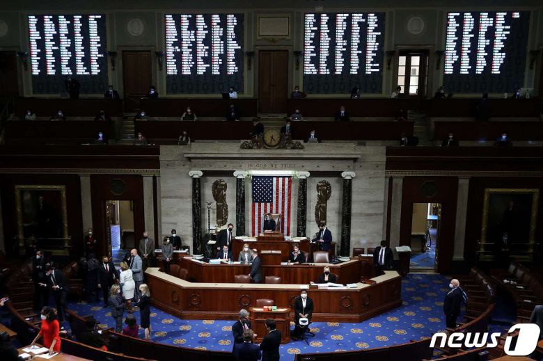 13일(현지시간) 소집된 미국 하원 본회의에서 도널드 트럼프 대통령에 대한 탄핵소추안이 찬성 다수로 가결됐다. © AFP=뉴스1