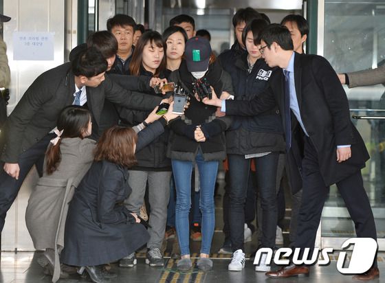 ‘평택 실종아동 신원영군’ 사건의 계모 김모씨(38)가 지난 2016년 경기 평택시 비전동 평택경찰서에서 검찰로 송치되기 위해 호송차에 탑승하고 있다. 2016.3.16/뉴스1 © News1 이재명 기자