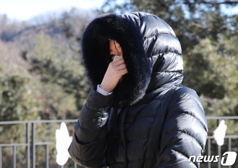 배우 이영애씨가 지난 5일 경기 양평 하이패밀리 안데르센 공원묘지를 찾아 입양 후 양부모에게 장기간 학대를 당해 숨진 16개월 영아 정인(가명)양을 추모하고 있다. 2021.1.5/뉴스1 © News1 박지혜 기자