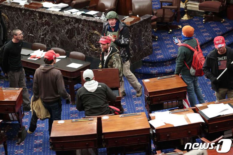 6일(현지시간) 도널드 트럼프 미국 대통령을 지지하는 시위대가 워싱턴 의회의 상원 본회의장 점거하고 있다. © AFP=뉴스1 © News1 우동명 기자
