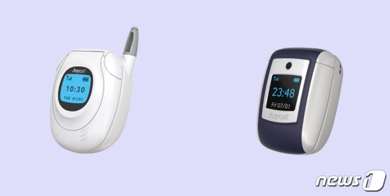 삼성전자의 애니콜 폴더폰 2개 모델을 모티브로 제작된 갤럭시버즈 프로 커버 케이스(삼성전자 제공) © 뉴스1