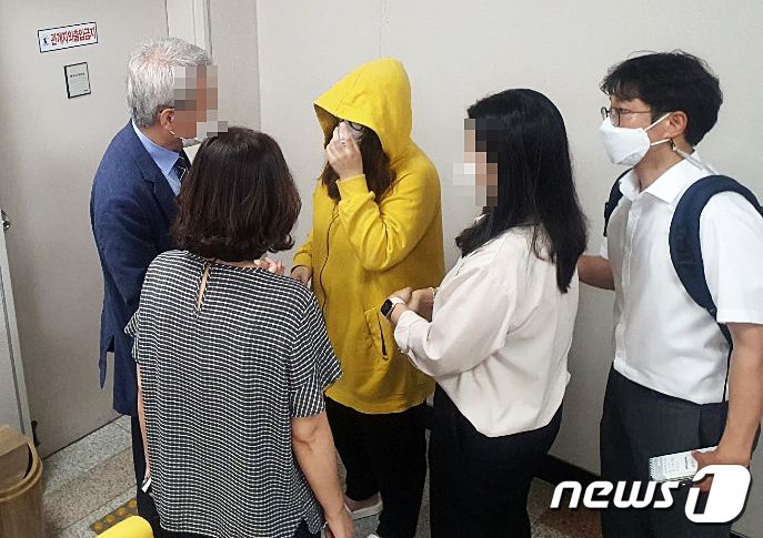 9살짜리 여아를 잔혹하게 학대한 ‘창녕 아동학대’ 사건의 친모가 14일 창원지방법원 밀양지원에서 열린 첫 재판을 마친 뒤 변호인과 대화하고 있다. 2020.8.14./뉴스1 © News1 강대한 기자