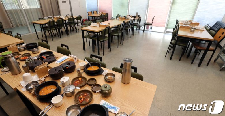 세종시 어진동 정부세종청사 인근 상가에 위치한 한 식당이 점심시간임에도 불구하고 텅 빈 모습을 보이고 있다. 뉴스1 © News1