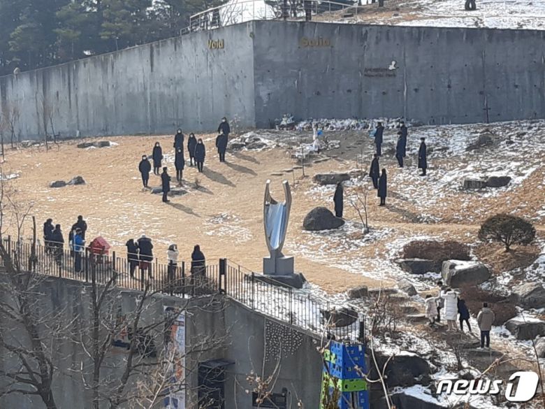 16일 차가운 날씨에도 전국에서 정인이 묘소 참배가 줄을 잇고 있다. 사진은 참배객들이 참배를 마치고 줄지어 선 모습. 2021.01.16.<사진 =경기도 양평 거주 독자 제공>© 뉴스1