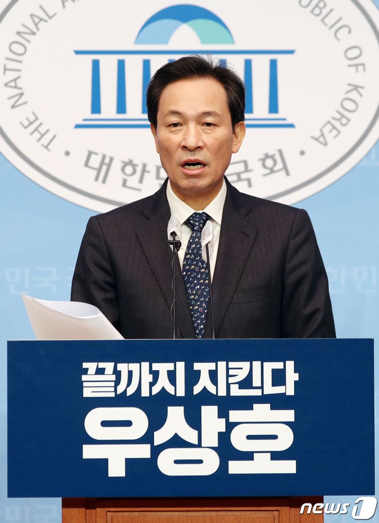 4·7 서울시장 보궐선거에 출마한 우상호 더불어민주당 의원이 17일 오전 서울 여의도 국회 소통관에서 2030 그린서울 프로젝트 공기 질 개선 정책을 발표하고 있다. 우 의원은 "민주당에서 저 혼자 10대 1로 싸우고 있다＂며 ＂이번 서울시장 선거가 우상호-나경원-안철수의 3파전으로 좁혀지지 않겠나 예측한다＂고 말했다. 2021.1.17/뉴스1 © News1 신웅수 기자