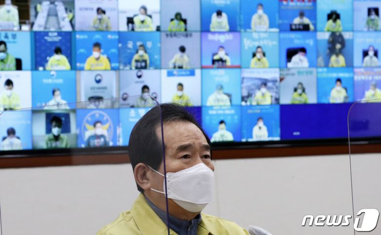 정세균 국무총리가 17일 오후 서울 종로구 정부서울청사에서 열린 신종 코로나 바이러스 감염증(코로나19) 대응 중앙재난안전대책본부회의에서 모두발언을 하고 있다. 사진은 기사와 직접적 관련 없음.  2021.1.17/뉴스1 © News1 오대일 기자