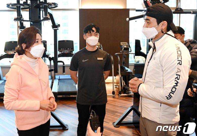 서울시장 보궐선거 출마를 선언한 나경원 전 국민의힘 의원이 19일 서울 구로구 어반필드 헬스장을 찾아 관계자들과 면담을 갖고 있다. 2021.1.19/뉴스1 © News1 국회사진취재단