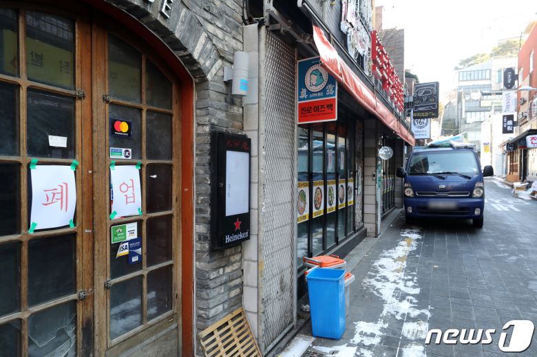 서울 용산구 이태원 거리의 한 상가에 폐업 안내문이 붙어있다./뉴스1 © News1 이승배 기자