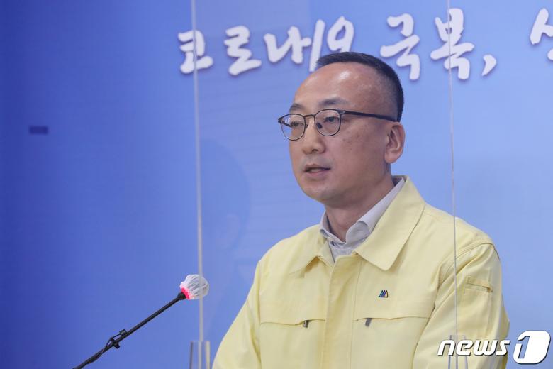 김상봉 식품의약품안전처 바이오생약국장이 국장이 지난 18일 오후 충북 청주시 질병관리청 브리핑실에서 셀트리온 신종 코로나바이러스 감염증(코로나19) 치료제 검증 자문단 회의 결과를 발표하고 있다. 2021.1.18/뉴스1 © News1 김용빈 기자