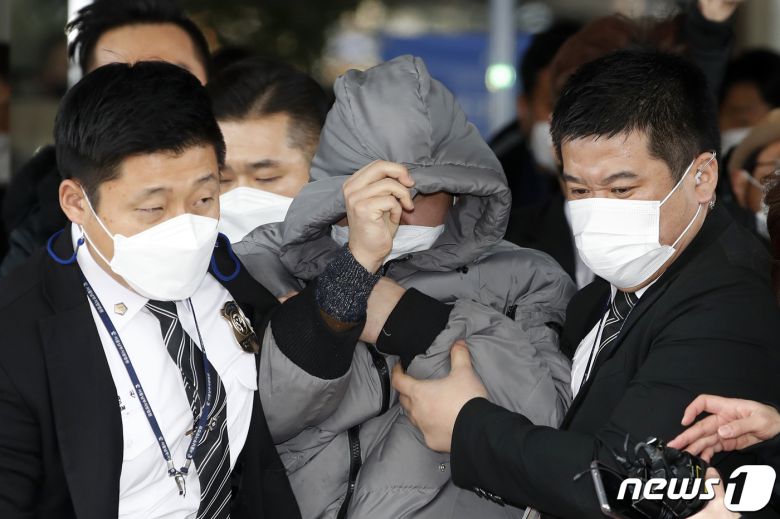 정인 양 양부 안모씨가 13일 서울 양천구 서울남부지방법원에서 열린 아동복지법위반(아동유기‧방임) 첫 재판을 마친 뒤 청사를 나서고 있다. 2021.1.13/뉴스1 © News1 이승배 기자