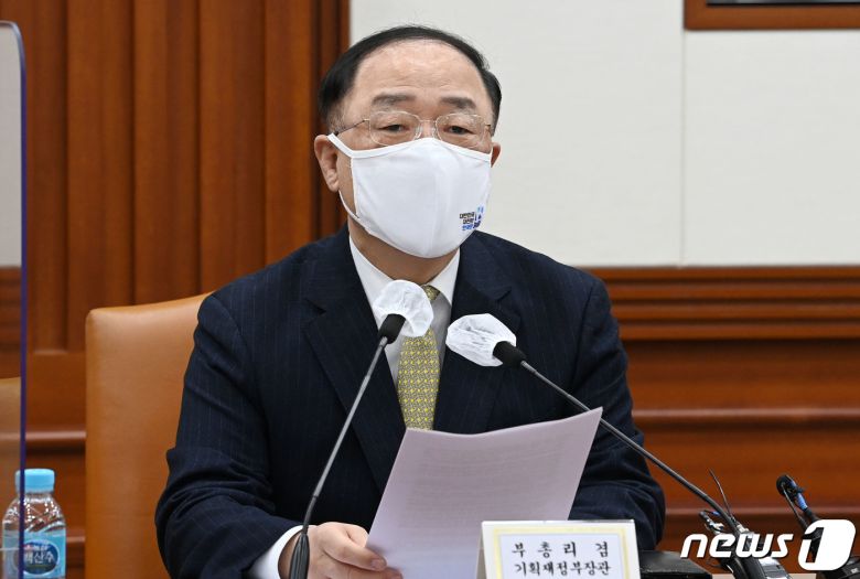 홍남기 경제부총리 겸 기획재정부 장관이 21일 서울 종로구 정부서울청사에서 열린 제3차 혁신성장 BIG3추진회의에서 모두발언을 하고 있다.2021.1.21/뉴스1 © News1 오대일 기자