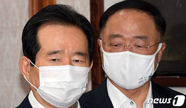 정세균 국무총리(왼쪽)와 홍남기 경제부총리 겸 기획재정부 장관. 2020.9.23/뉴스1