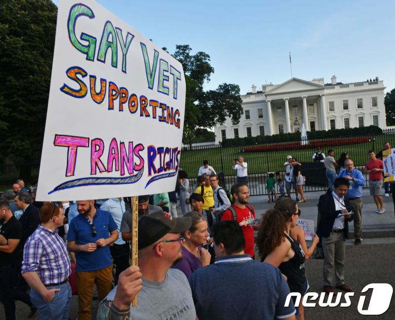 도널드 트럼프 미국 대통령이 2017년 7월 26일 트랜스젠더(성전환자)들의 군복무 금지 방침을 밝힌 데 대해 백악관 앞에서 인권단체들이 항의시위를 벌였다. © AFP=뉴스1 © News1 최종일 기자