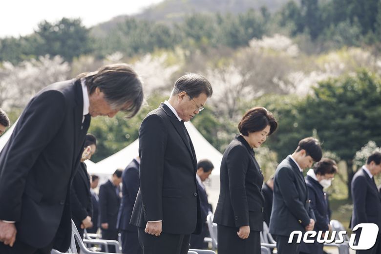 제주특별자치도는 올해 제73주년 4·3희생자 추념식 슬로건 공모전에서 '우리의 4·3이 따뜻한 봄으로 기억될 때까지'가 최우수작으로 선정됐다고 25일 밝혔다. 문재인 대통령과 부인 김정숙 여사가 지난해 4월3일 제주 4·3 평화공원에서 열린 '제72주년 제주 4·3 희생자 추념식'에서 묵념하고 있다. (청와대 제공) 2020.4.3/뉴스1