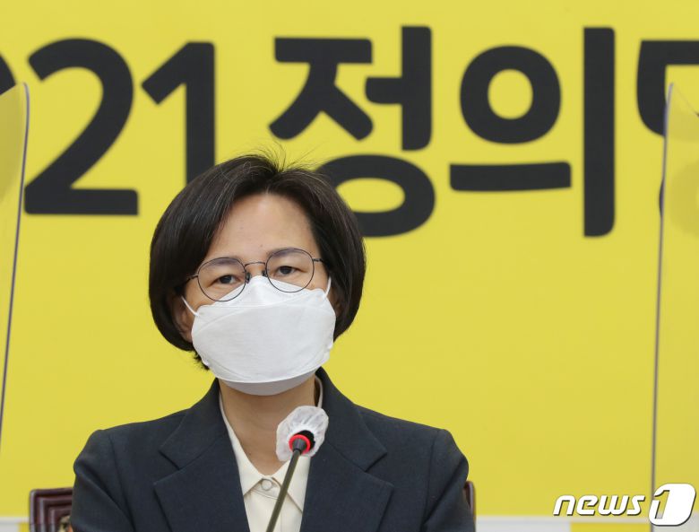 강은미 정의당 원내대표가 26일 오전 서울 여의도 국회에서 열린 의원총회에서 김종철 대표 성추행 사건에 대해 대국민사과 하고 있다. 2021.1.26/뉴스1 © News1 박세연 기자