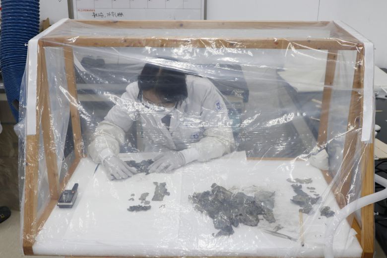 문화재보존과학센터의 나무껍질 불교 경전 보존 처리 과정 중 경전 미세가습 펼침.(문화재청 제공)© 뉴스1© 뉴스1