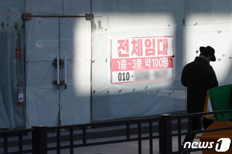 서울 종로 일대 상가 건물 폐업 매장에 임대 안내문이 붙어있다. 2021.1.17/뉴스1 © News1 민경석 기자