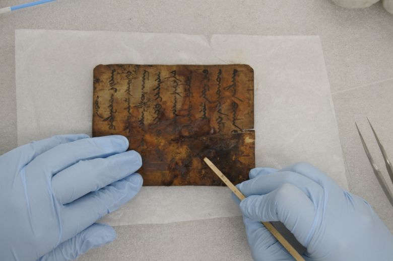 국립문화재연구소 문화재보존과학센터의 나무껍질 불교 경전 보존 처리 과정 중 세척.(문화재청 제공)© 뉴스1