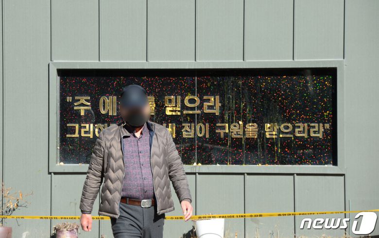 광주 TCS국제학교에서 109명의 집단감염이 발생한 가운데 7일 오전 광주 광산구 TCS국제학교에서 한 시민이 분노를 참지 못 하고 건물 외벽에 계란을 던진 후 걸어나오고 있다. 2021.1.27/뉴스1 © News1 정다움 기자