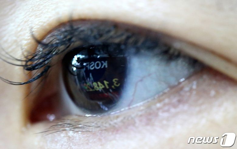 직장인이 주가지수를 확인하고 있다. 2021.1.14/뉴스1 © News1 김기태 기자