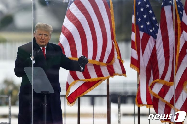 지난 6일(현지시간) 워싱턴 백악관 인근 엘립스 공원에서 열린 ‘도둑질을 멈추라’ 집회에 참석한 도널드 트럼프 당시 대통령 © AFP=뉴스1 © News1 우동명 기자