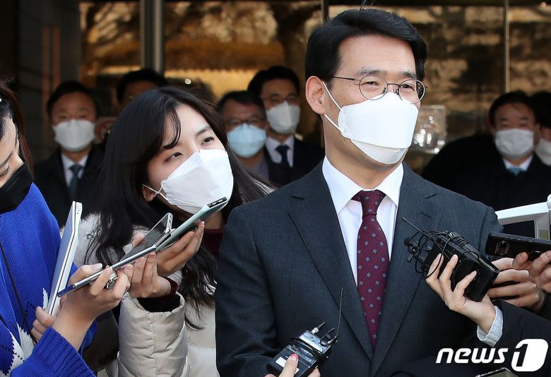 법관 비리 의혹을 은폐하기 위해 정운호 게이트 수사 관련 정보를 대법원 법원행정처에 유출한 혐의로 기소된 신광렬 전 서울중앙지법 형사수석부장판사가 29일 오후 서울 서초구 서울중앙지방법원에서 열린 2심 재판에서 무죄를 선고받은 후 취재진 질문에 답하고 있다. 2021.1.29/뉴스1 © News1 김진환 기자