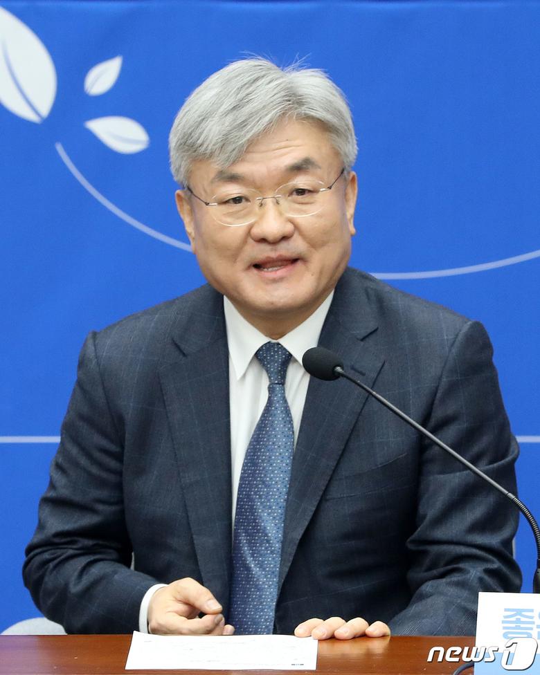 11일 오전 서울 여의도 국회에서 열린 더불어민주당 인재영입 발표 기자회견에서 19번째 영입인사인 이경수 전 국제핵융합실험로(ITER) 부총장이 인사말을 하고 있다. 2020.2.11/뉴스1 © News1 박세연 기자