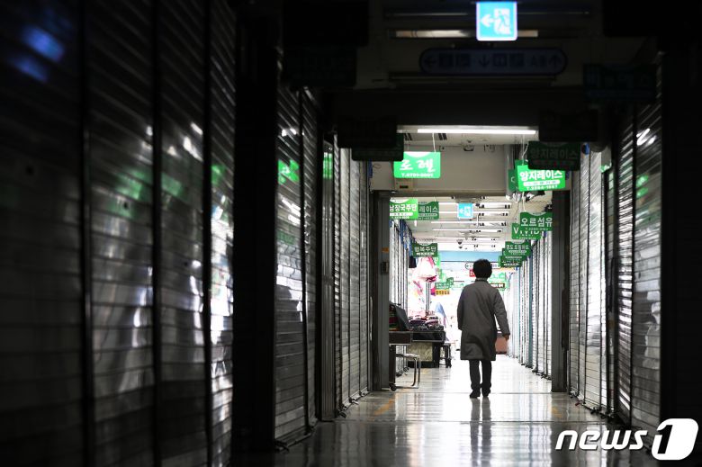 31일 서울 종로구 동대문종합시장이 찾는 손님 없이 한산한 모습을 보이고 있다. 2021.1.31/뉴스1 © News1 민경석 기자