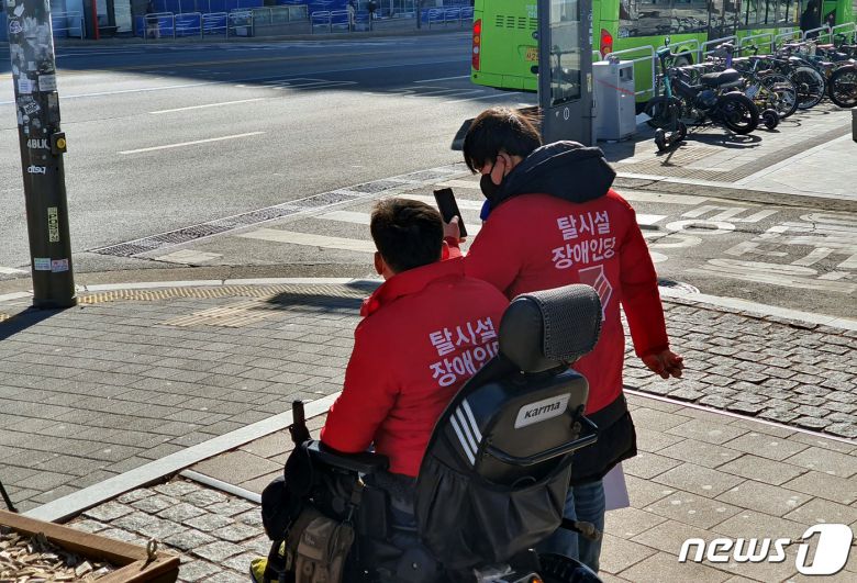 지난 29일 서울 지하철 2호선 홍대입구역 3번 출구 앞에서 한기명씨가 탈시설장애인당의 서울시장 후보로 연설을 하고 있다. © 뉴스1