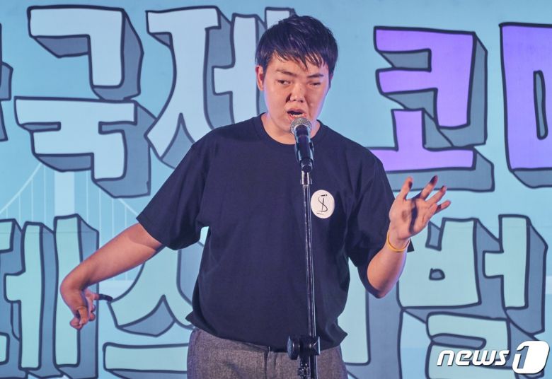 지난 2018년 9월 열린 부산국제코미디페스티벌에서 한기명씨가 공연을 하고 있다.(한기명씨 제공)© 뉴스1