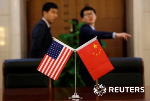 미국과 중국 국기가 놓인 테이블. © 로이터=뉴스1