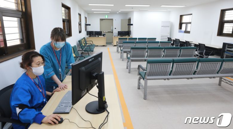 1일 오전 서울 중구 국립중앙의료원 중앙예방접종센터가 공개되고 있다. 백신접종 접수처. 2021.2.1 © News1 이성철 기자