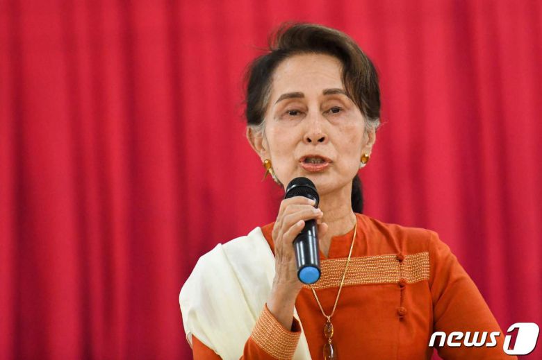 미얀마의 실권자인 아웅산 수치 국가고문이 2019년 4월 14일 바고 지역을 방문해 연설을 하고 있다. 수치 고문은 1일(현지시간) 윈 민 대통령, 정부 고위 관계자들과 구금상태인 것으로 알려졌다. © AFP=뉴스1 © News1 우동명 기자