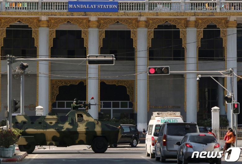 2일 미얀마 만달레이 도심에서 미얀마 군의 장갑차가 지나가고 있다. © 로이터=뉴스1