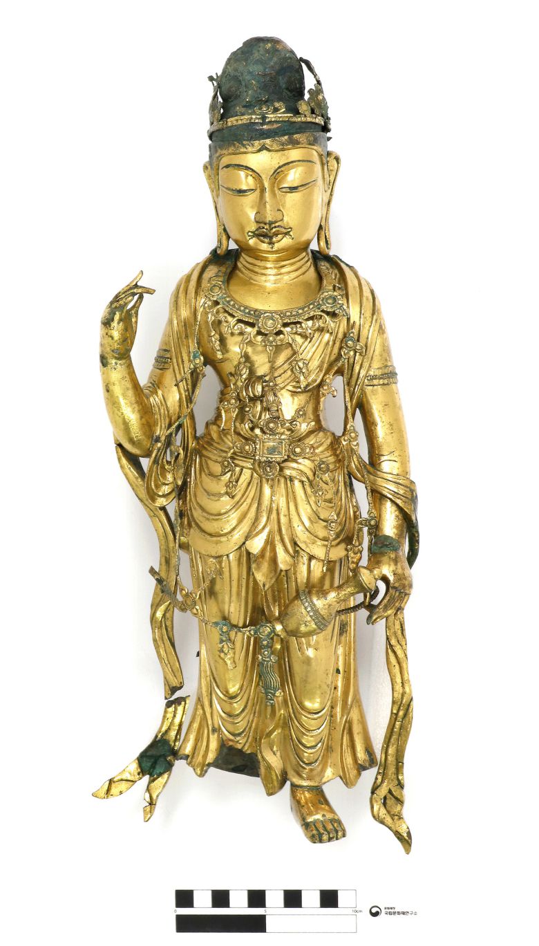 보존처리 완료된 금동보살입상. 문화재청 제공