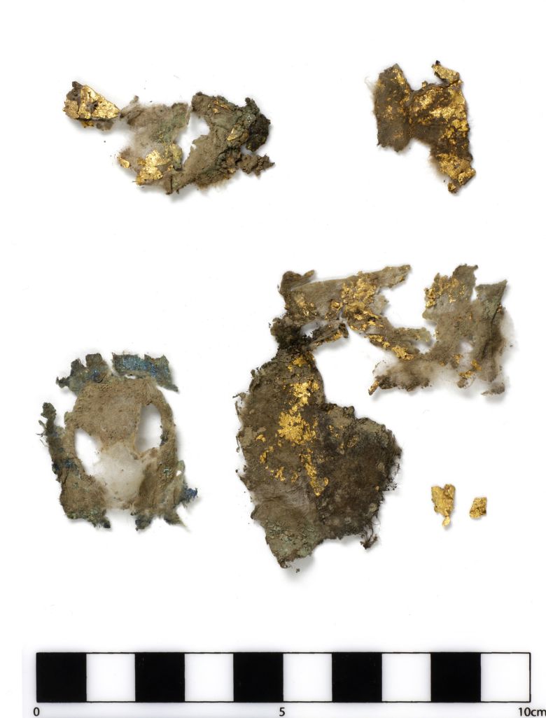 금동보살입상의 내외부에서 수습된 종이 조각. 문화재청 제공