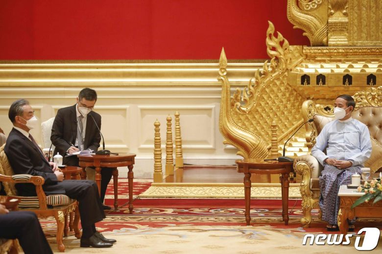 윈 민 미얀마 대통령이 11일(현지시간) 네피도에서 왕이 중국 외교부장과 만나고 있다. © AFP=뉴스1 © News1 우동명 기자