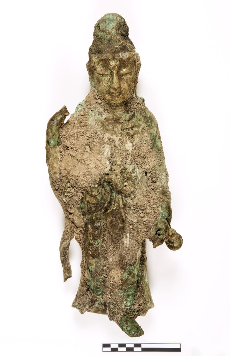 금동보살입상 보존처리 전. 문화재청 제공