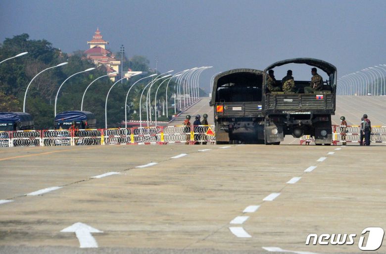 2일(현지시간) 쿠데타가 발생한 미얀마 네피도의 의회 주변 도로를 무장 군인들이 통행을 차단하고 있다. © AFP=뉴스1 © News1 우동명 기자