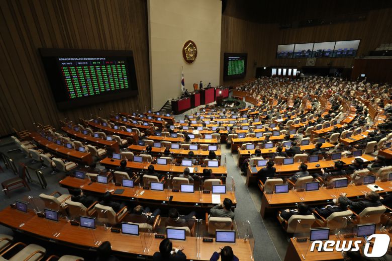 4일 오후 국회에서 열린 본회의에서 전주혜 국민의힘 의원이 제안한 '법관(임성근)에 대한 탄핵소추안의 법제사법위원회로의 회부 동의의 건'이 부결되고 있다. 2021.2.4/뉴스1 © News1 성동훈 기자