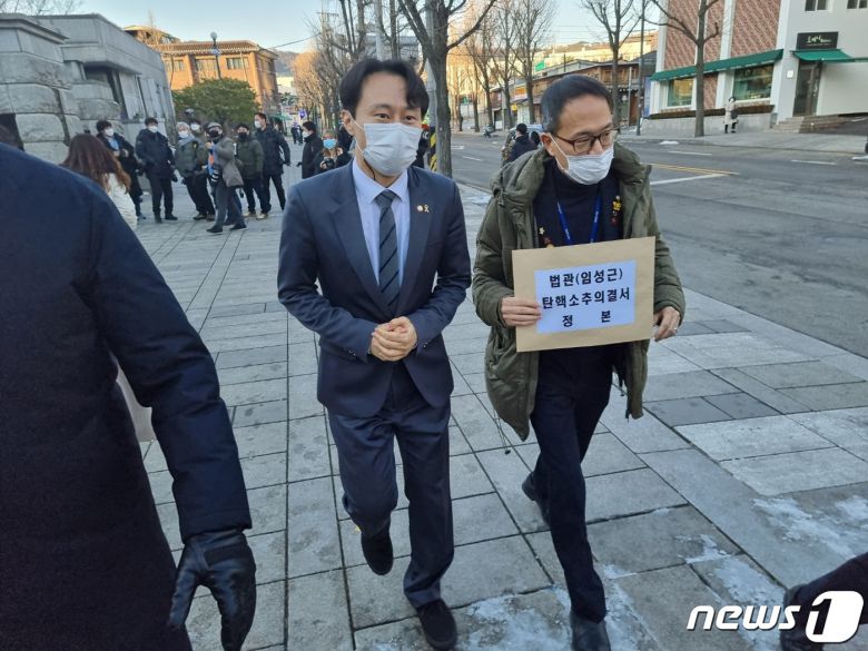 더불어민주당 이탄희 의원(왼쪽)과 박주민 의원이 4일 오후 임성근 부산고법 부장판사 탄핵소추안 의결서 정본을 제출하기 위해 헌법재판소로 향하고 있다. © 뉴스1 이상학 기자