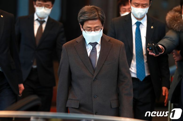 김명수 대법원장이 4일 오후 서울 서초구 대법원에서 퇴근하고 있다. 김 대법원장은 임성근 부산고법 부장판사가 공개한 녹취록과 관련해 거짓 해명 논란에 대해 사과했다. 이날 기자들에게 보낸 입장문에서 김 대법원장은 "9개월 전 불분명한 기억에 의존해 (사실과) 다르게 답변한 것에 송구하다＂고 밝혔다. 2021.2.4/뉴스1 © News1 구윤성 기자