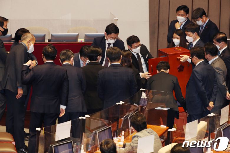 4일 오후 서울 여의도 국회에서 열린 제384회국회(임시회) 제4차 본회의에서 여야 감표위원들이 사법농단 연루 의혹을 받고 있는 임성근 판사 탄핵소추안의 투표함을 열어 확인하고 있다. 2021.2.4/뉴스1 © News1 신웅수 기자