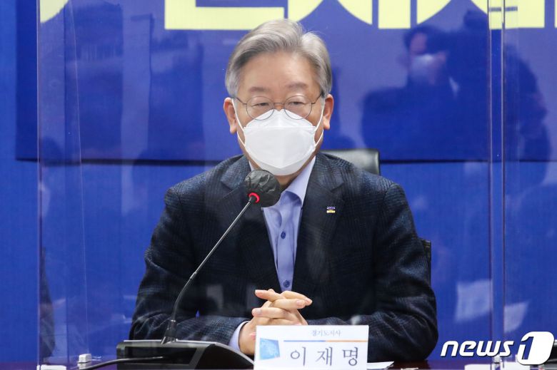 이재명 경기도지사는 4일 “법관이 헌법을 위반했다면 당연히 국민의 이름으로 국회가 탄핵해야 한다”고 밝혔다./뉴스1 © News1 박세연 기자