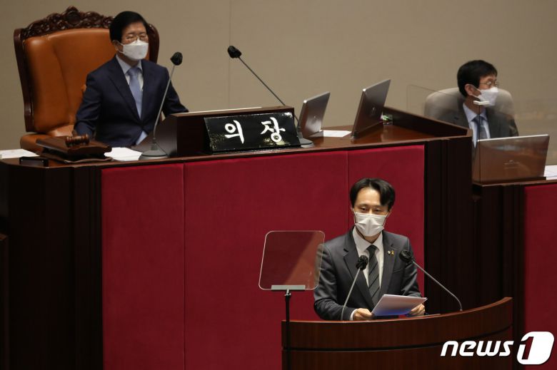 이탄희 더불어민주당 의원이 4일 오후 국회에서 열린 제384회국회(임시회) 제4차 본회의에서 법관(임성근) 탄핵소추안에 대한 제안설명을 하고 있다. 2021.2.4/뉴스1 © News1 성동훈 기자