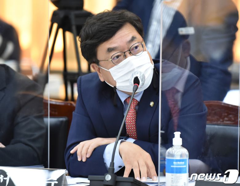 서범수 국민의힘 의원이 19일 경기도 수원시 팔달구 경기도청에서 열린 국회 행정안전위원회의 경기도에 대한 국정감사에서 질의하고 있다. 2020.10.19/뉴스1 © News1 사진공동취재단