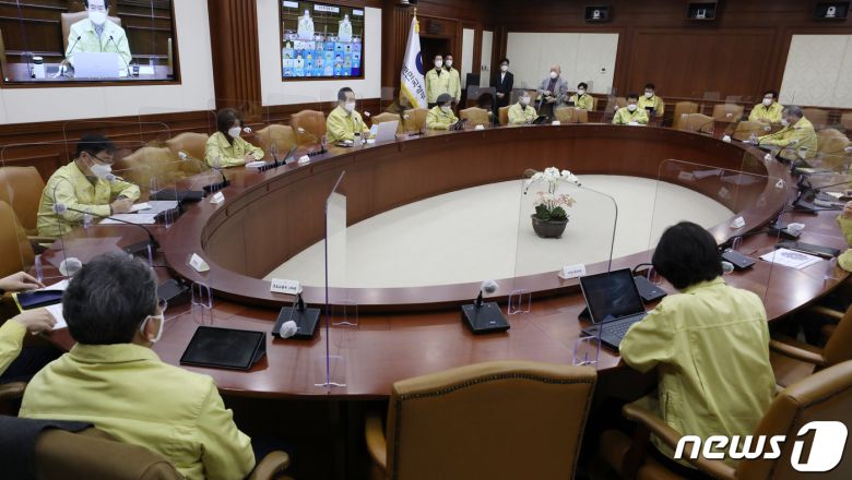 정세균 국무총리가 6일 오전 서울 종로구 정부서울청사에서 열린 신종 코로나바이러스 감염증(코로나19) 대응 중앙재난안전대책본부 회의에서 모두발언을 하고 있다. 2021.2.6/뉴스1 © News1 민경석 기자