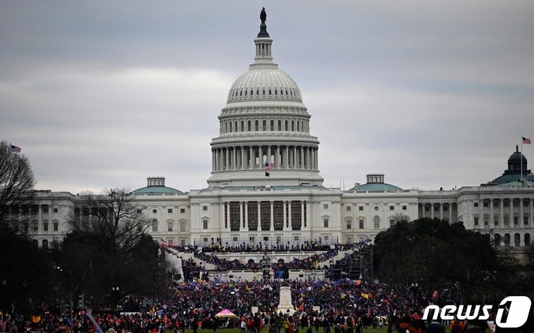 도널드 트럼프 전 대통령의 지지자들이 2021년 1월 6일 의사당으로 진입해 시위하는 모습.  © AFP=뉴스1