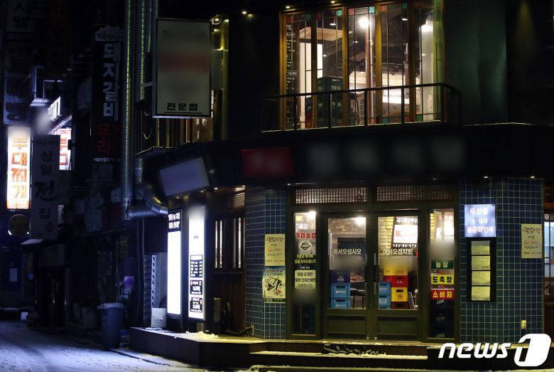3일 밤 9시 이후 서울 시내 한 식당에 불이 켜진 모습. 2021.2.3/뉴스1 © News1 김진환 기자