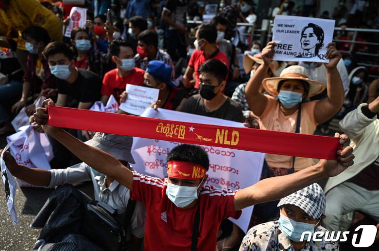 미얀마 최대 도시 양곤에서 2021년 2월 7일 군부 독재에 반대하는 시민 불복종 시위가 열리고 있다. © AFP=뉴스1 © News1 최서윤 기자